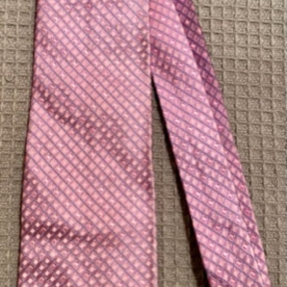 EUC Beautiful Versace Pink diamond silk tie Italy Red lining - Picture 3 of 8